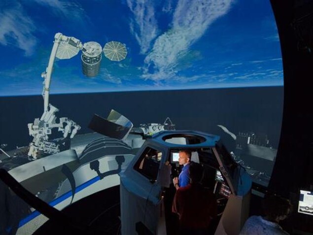 Au centre spatial Johnson de la NASA, David Saint-Jacques s'exerce à saisir des engins spatiaux en vol libre dans le simulateur du poste de travail de robotique qui se trouve dans la coupole de la Station spatiale internationale. Au centre spatial Johnson de la NASA, David Saint-Jacques s'exerce à saisir des engins spatiaux en vol libre dans le simulateur du poste de travail de robotique qui se trouve dans la coupole de la Station spatiale internationale.
