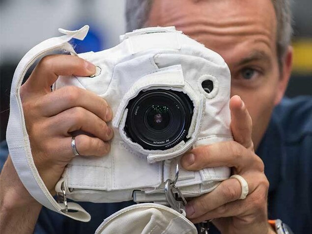 David Saint-Jacques a appris comment utiliser un appareil photo pendant une sortie dans l'espace. David Saint-Jacques a appris comment utiliser un appareil photo pendant une sortie dans l'espace.
