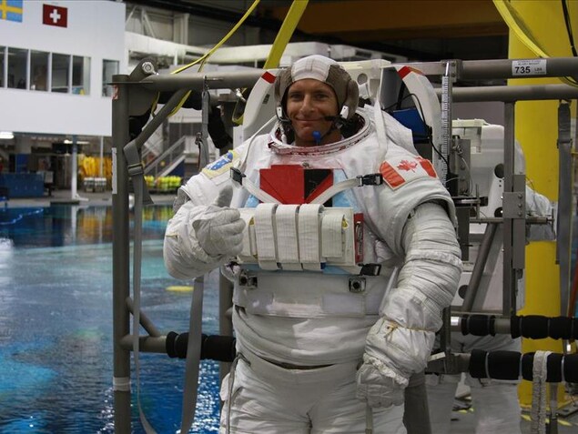 David Saint-Jacques prêt pour une formation sur les sorties dans l'espace dans le Laboratoire de flottabilité nulle de la NASA, à Houston. David Saint-Jacques prêt pour une formation sur les sorties dans l'espace dans le Laboratoire de flottabilité nulle de la NASA, à Houston.