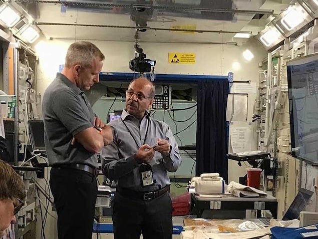 La SSI est un grand laboratoire. David Saint-Jacques a donc appris à utiliser correctement l'équipement servant à prélever des échantillons. La SSI est un grand laboratoire. David Saint-Jacques a donc appris à utiliser correctement l'équipement servant à prélever des échantillons.