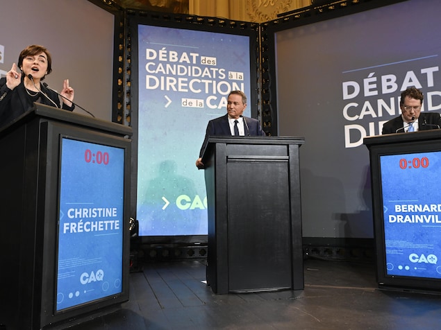Les candidats et le modérateur sur scène.