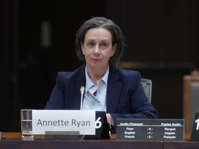 Annette Ryan parle, assise.