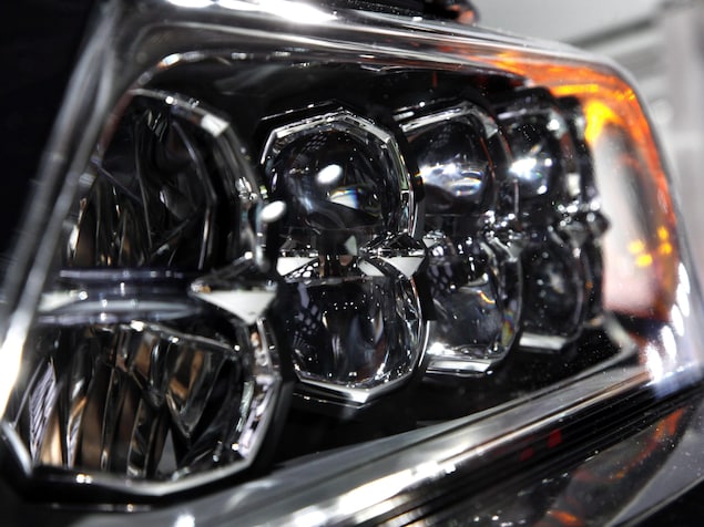 Un phare de l'Acura RLX 2014 est montré lors de l'avant-première médiatique du Salon international de l'automobile d'Amérique du Nord à Détroit, mardi 15 janvier 2013. 