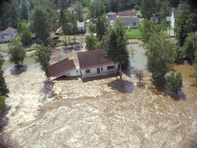 Une maison inondée vue de haut.