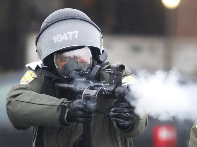 Un policier utilisant son arme. Un policier utilisant son arme.