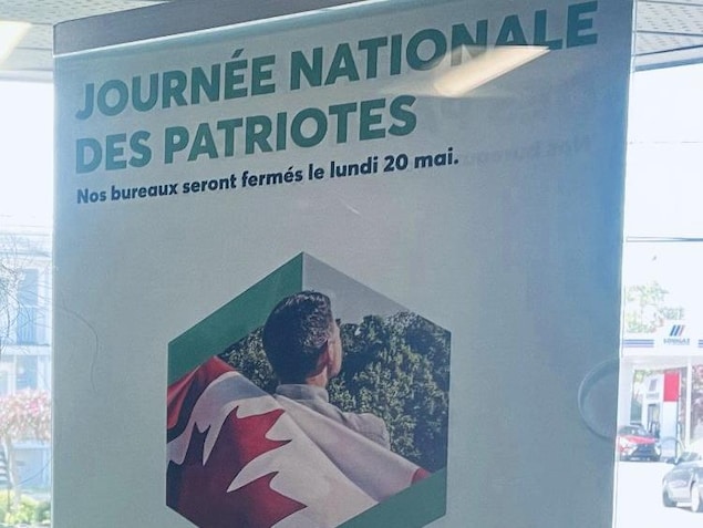 Une affiche indiquant que les bureaux seront fermés le lundi 20 mai pour la Journée nationale des patriotes avec un homme portant un drapeau canadien. 