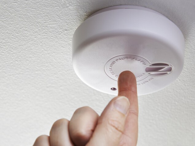 Les propriétaires d'immeubles qui doivent fournir un avertisseur de fumée à leurs locataires, mais il revient à ces derniers de changer la pile, au besoin. Les propriétaires d'immeubles qui doivent fournir un avertisseur de fumée à leurs locataires, mais il revient à ces derniers de changer la pile, au besoin.
