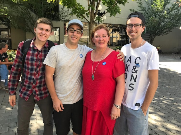 Diane Lavallée,entourée de trois jeunes hommes. Diane Lavallée,entourée de trois jeunes hommes.