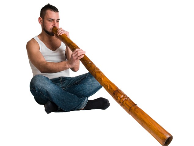 Un homme joue du didgeridoo. Un homme joue du didgeridoo.