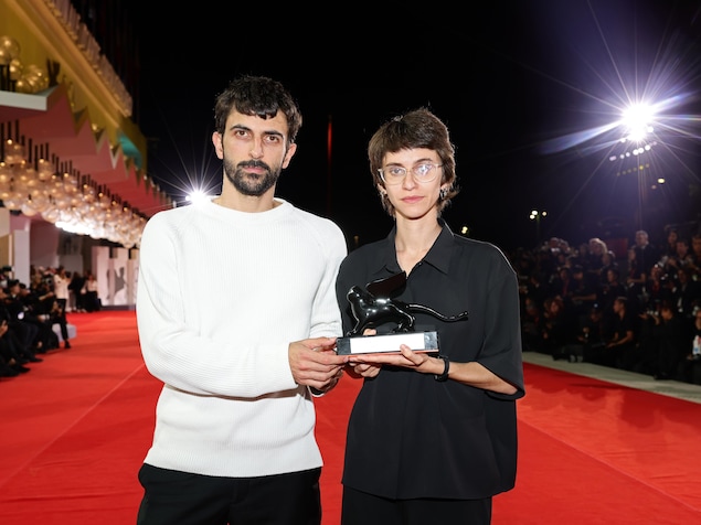 Yuval Abraham et Rachel Szor posent avec le prix sur le tapis rouge.