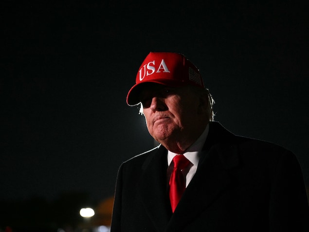 Le président américain Donald Trump s'adresse à la presse à son arrivée à la base militaire d'Andrews, dans le Maryland, le 12 avril 2026.