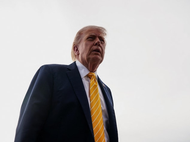 Le président américain Donald Trump s'adresse aux médias avant de monter à bord d'Air Force One pour s'envoler vers Miami, en Floride, le 2 mai 2026. 