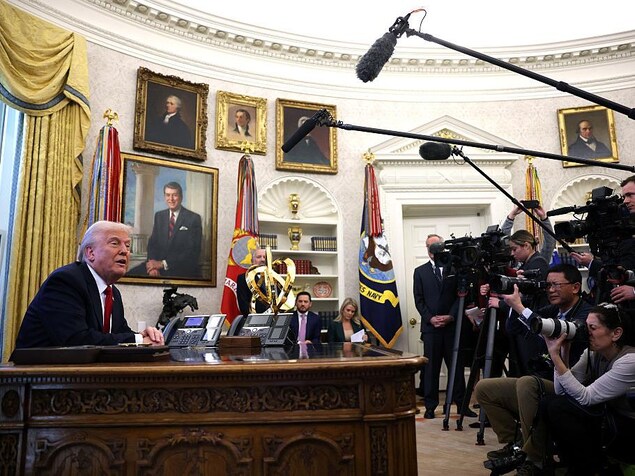 Donald Trump s'adresse aux journalistes.