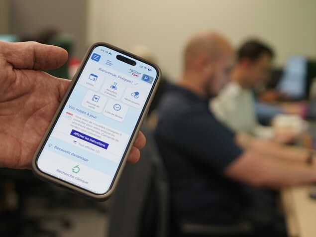 Un téléphone cellulaire affiche l'application du dossier santé. 