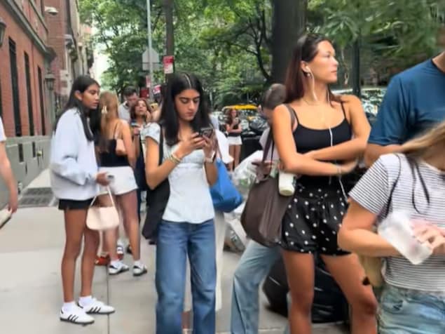 Des gens attendent en file à New York.