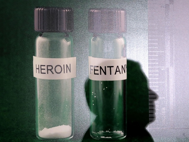 Un échantillon d'héroïne est disposé à côté d'un échantillon de fentanyl, dans de petits contenants en verre lors d'une présentation des autorités à Washington.
