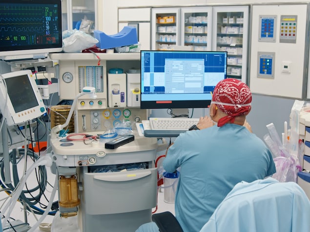 Un médecin utilise un ordinateur dans un hôpital.