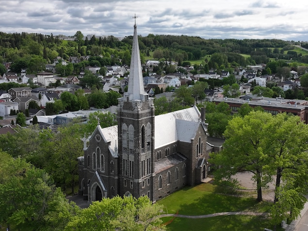 Vue aérienne d'une église dans une agglomération urbaine en été