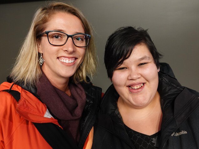 Les deux femmes sourient à la caméra. Les deux femmes sourient à la caméra.