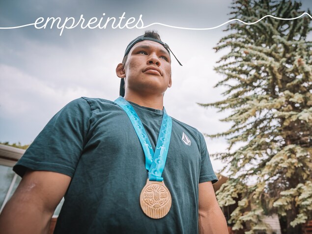 Portrait d'Eekeeluak Avalak avec sa médaille autour du coup, à Edmonton, en juin 2023.