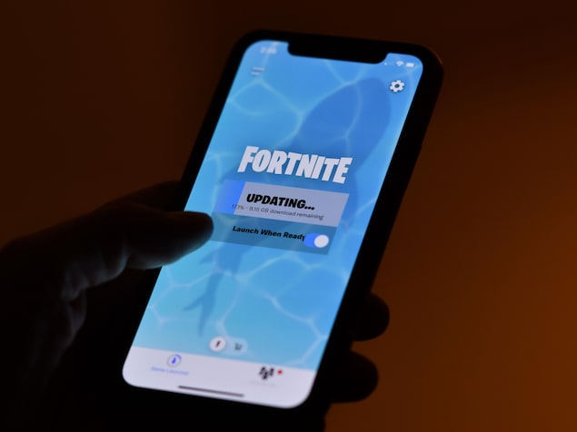 Un écran de téléphone intelligent affiche l'application du jeu Fortnite.