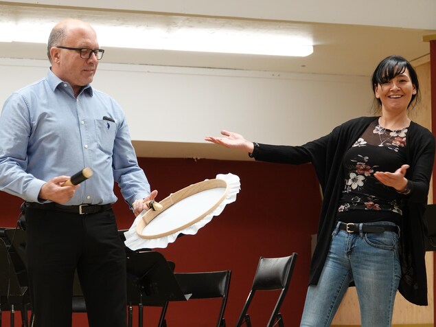 Le musicien joue du tambour inuit. Le musicien joue du tambour inuit.