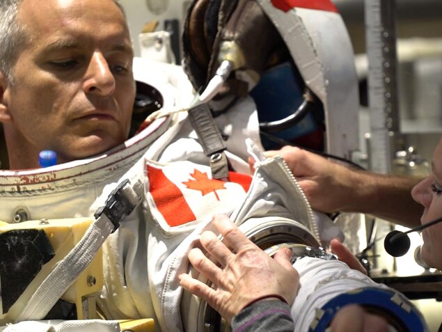 Un astronaute dans son scaphandre. Un astronaute dans son scaphandre.