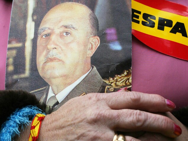 Gros plan d'une photo de Franco que tient une dame espagnole. Gros plan d'une photo de Franco que tient une dame espagnole.