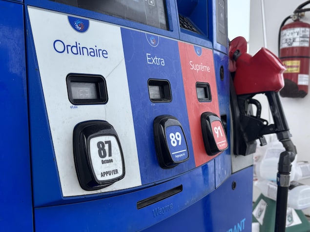Le prix de différents types d'essence à la pompe dans une station-service. 
