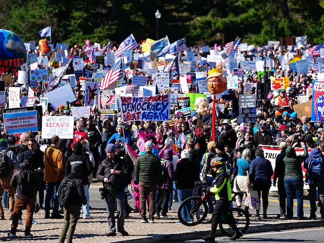 Des manifestants se rassemblent près du Lincoln Memorial après avoir traversé le Memorial Bridge depuis Arlington, en Virginie, pour rejoindre Washington, DC, lors de la journée nationale de protestation « No Kings » le 28 mars 2026. 