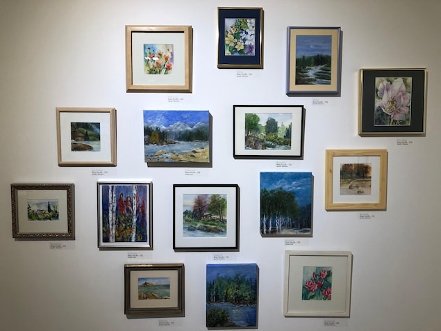 Des œuvres sont exposées au mur
Des œuvres sont exposées au mur