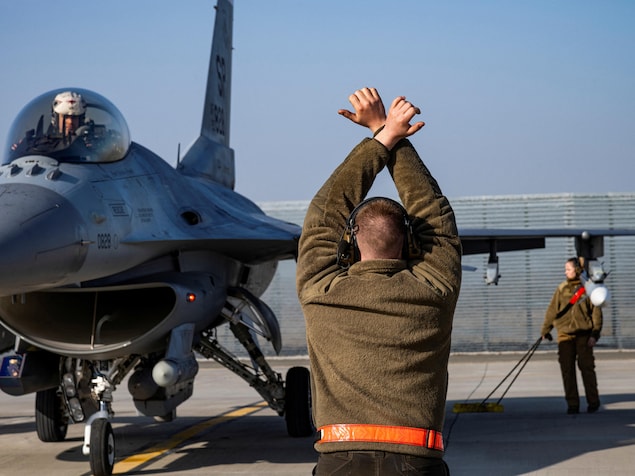 Un chasseur F-16.