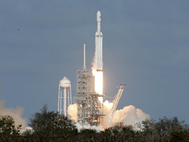 La fusée Falcon Heavy décolle du centre spatial Kennedy, à Cape Canaveral, en Floride. La fusée Falcon Heavy décolle du centre spatial Kennedy, à Cape Canaveral, en Floride.