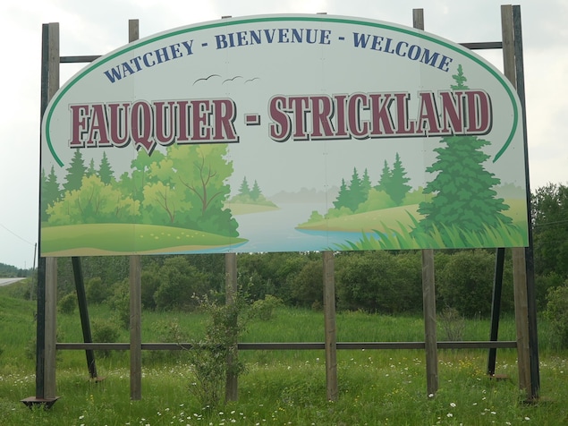 Sur le bord de la route, une affiche annonçant l'arrivée à Fauquier-Strickland et souhaitant la bienvenue 
à ses visiteurs.