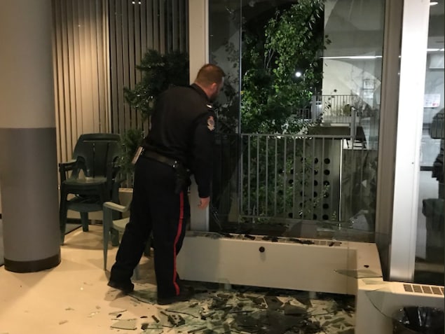 Une fenêtre brisée dans la cafétéria de Radio-Canada. Une fenêtre brisée dans la cafétéria de Radio-Canada.