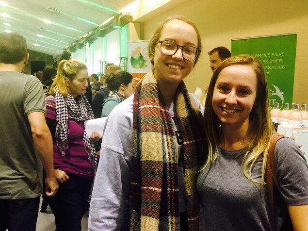 Charlotte, à droite, a visité le Festival Zéro déchet de Montréal avec sa soeur. Charlotte, à droite, a visité le Festival Zéro déchet de Montréal avec sa soeur.