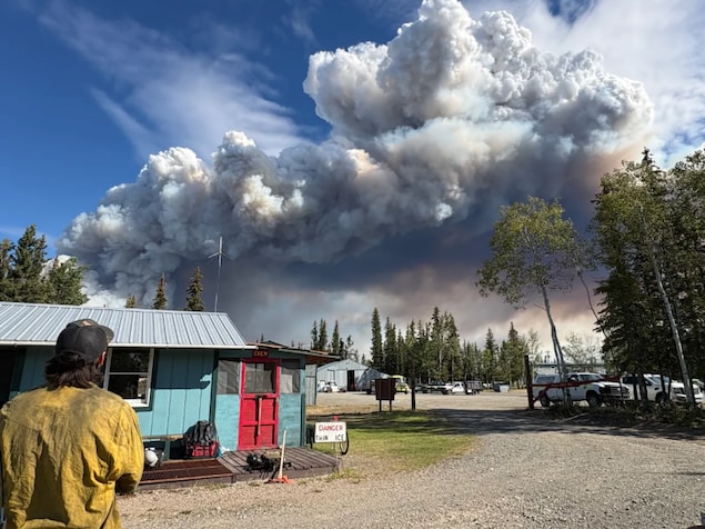Un pompier observe la fumée de l'incendie de Mukluk près de Tok, en Alaska.