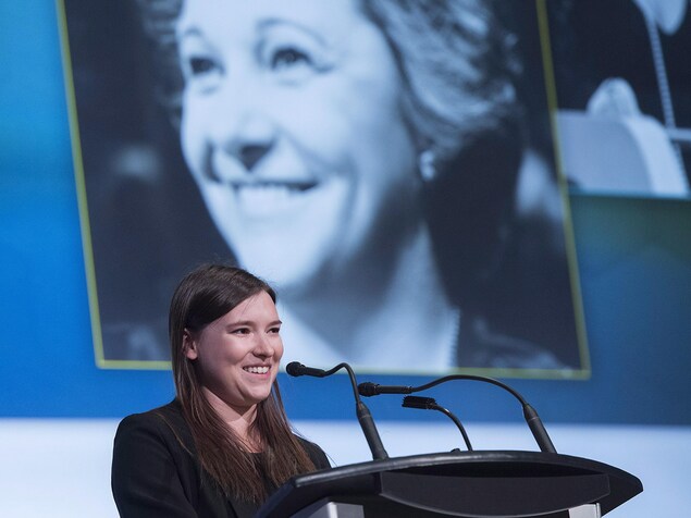 Flavie Payette-Renouf a pris la parole sur scène lors de l'hommage national rendu à sa grand-mère Lise Payette. Flavie Payette-Renouf a pris la parole sur scène lors de l'hommage national rendu à sa grand-mère Lise Payette.