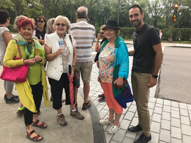 Florent Tanlet discute avec trois dames. Florent Tanlet discute avec trois dames.
