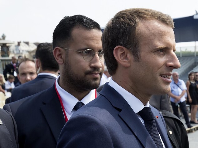 Deux hommes regardant vers la droite. Deux hommes regardant vers la droite.