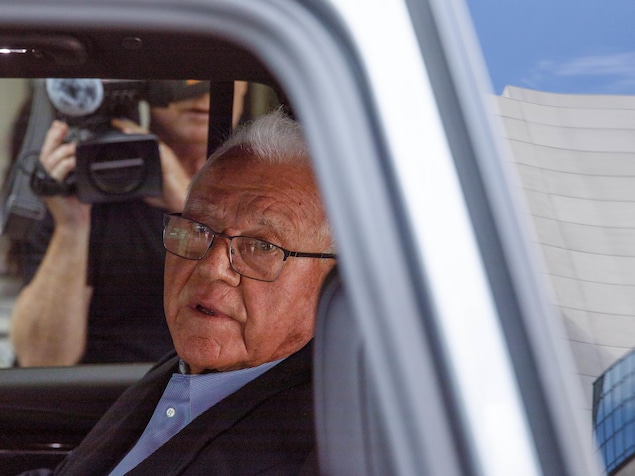 Frank Stronach quitte la Cour supérieure de justice de l’Ontario, à Toronto, le 19 juin 2026.