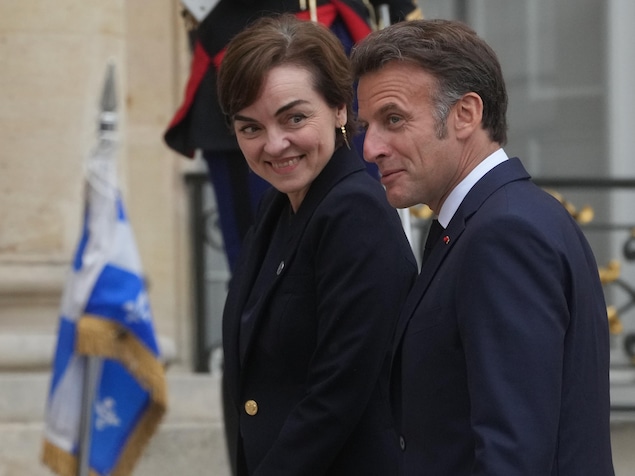Les deux politiciens devant l'Élysée.