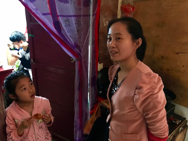 He Kaiqun, mère d'un candidat au Gaokao. Elle se tient devant un petit réchaud aménagé dans le garage sur lequel donne l'unique pièce du logement familial à Maotanchang. Mai 2018. He Kaiqun, mère d'un candidat au Gaokao. Elle se tient devant un petit réchaud aménagé dans le garage sur lequel donne l'unique pièce du logement familial à Maotanchang. Mai 2018.