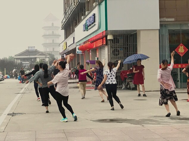 Danser pour gérer le stress de la préparation des enfants au Gaokao. Maotanchang, mai 2018. Danser pour gérer le stress de la préparation des enfants au Gaokao. Maotanchang, mai 2018.