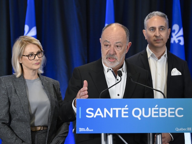 Le ministre de la Santé du Québec, Christian Dubé, au centre, entouré de Geneviève Biron, à gauche, chef de Santé Québec, et à droite de Frédéric Abergel, lors d'un point de presse.