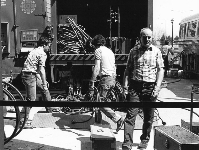Des techniciens s'affairent près d'un camion d'équipement de Radio-Canada. Des techniciens s'affairent près d'un camion d'équipement de Radio-Canada.