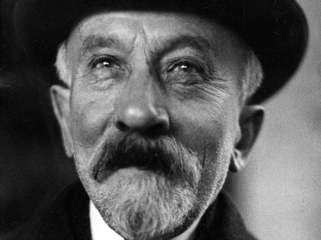 Photo en noir et blanc d'un homme âgé portant une barbe et un chapeau.
