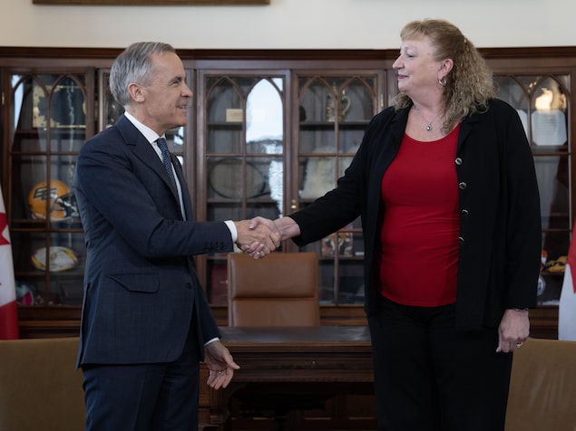 Marylin Gladu et Mark Carney se serrent la pince.