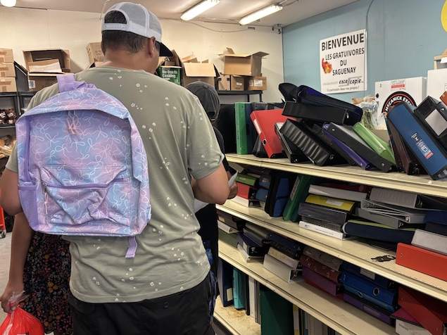 Des personnes regardent des fournitures scolaires.