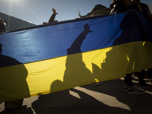Un drapeau ukrainien dans une manifestation contre la guerre en Ukraine. 